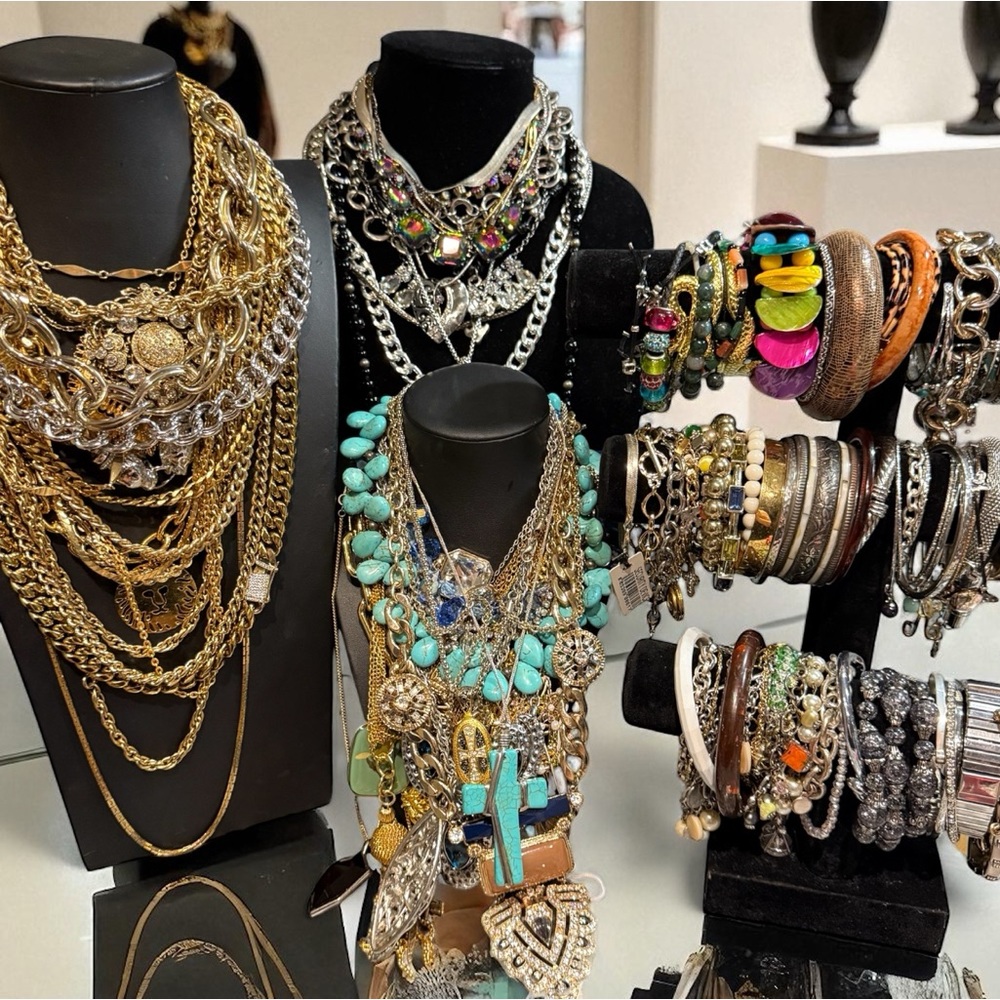 Live Jewlery item 
$5  Ang  $10 starts 
Sold as described 
Live listing